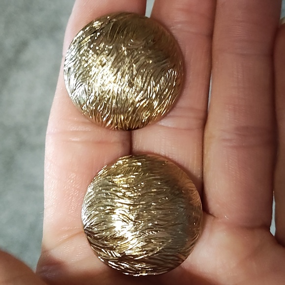 MONET VINTAGE LARGE TEXTURED GOLD-TONE DOME-SHAPED 1.3" CLIP-ON EARRINGS - Picture 3 of 9